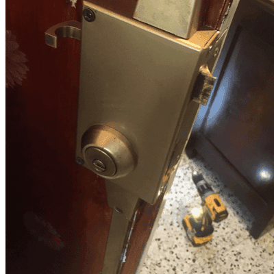 Serrure en applique avant ouverture de porte - Serrurier urgence Marseille Aix BS PRO