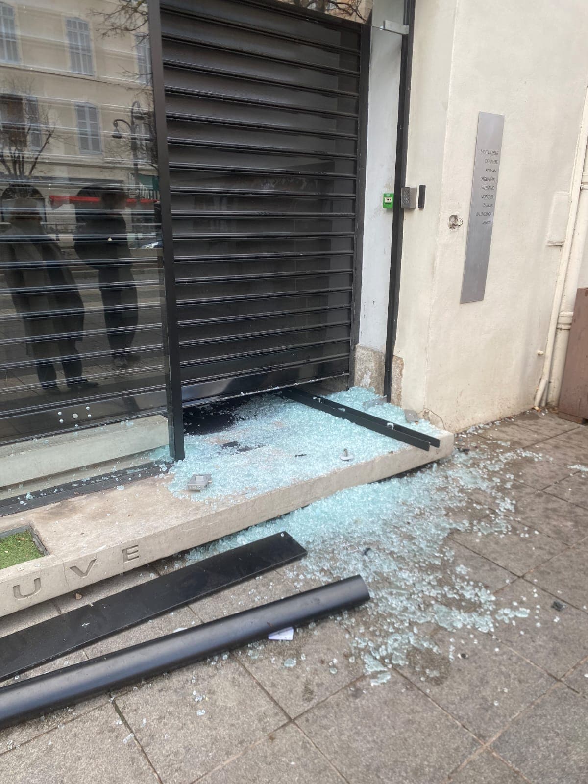 Remplacement de vitrine après bris de glace - Réalisations BS PRO