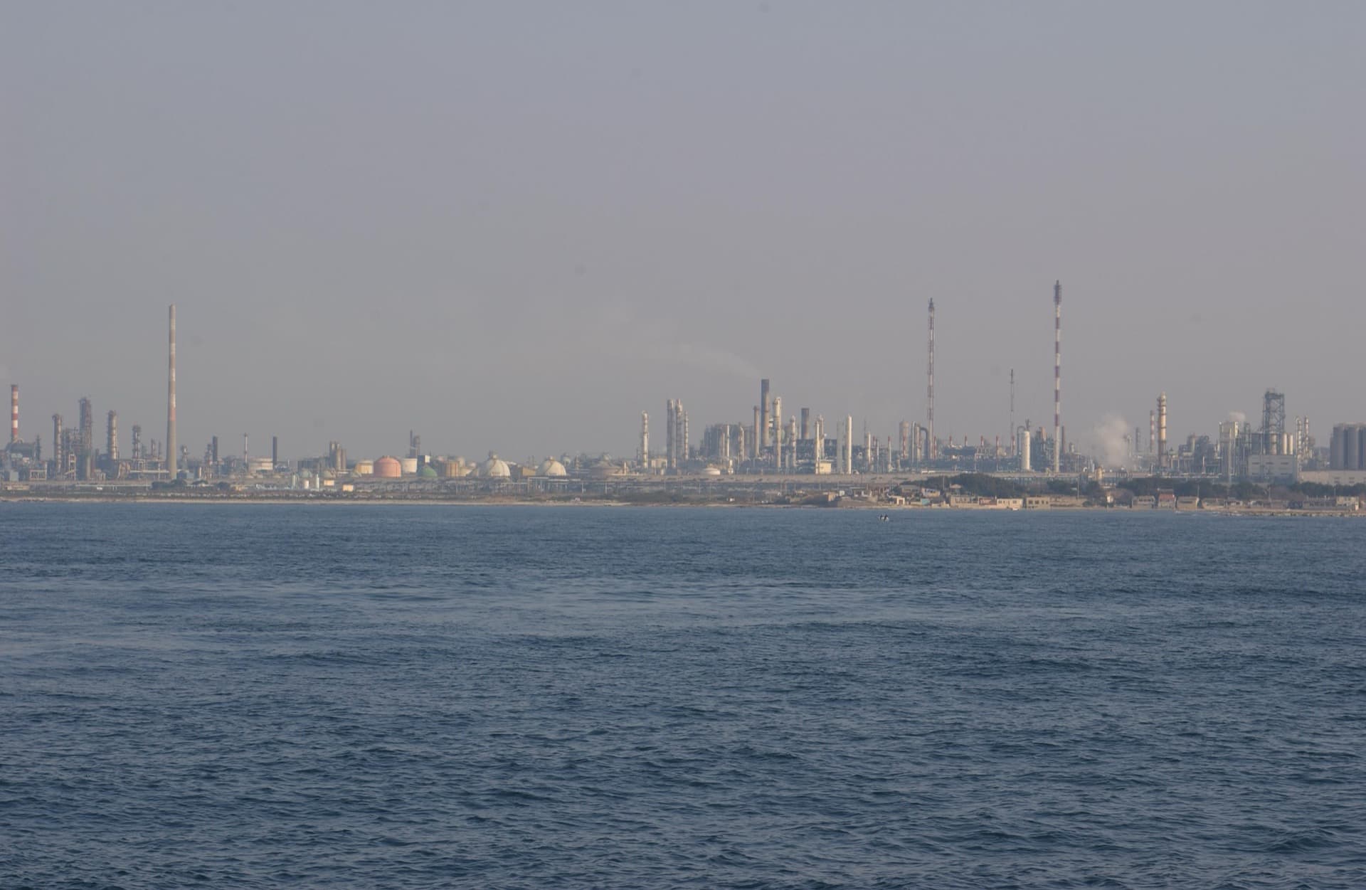 Fos-sur-Mer, port industriel et complexe pétrochimique
