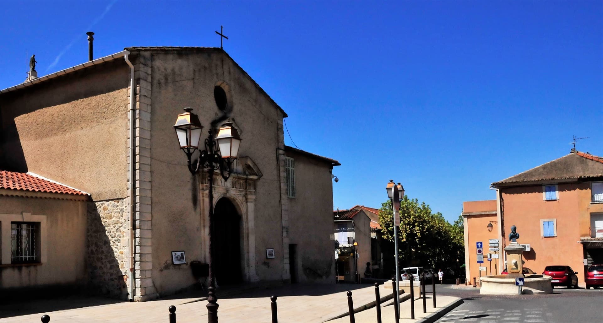 Rognac, église Saint-Jacques et place du village