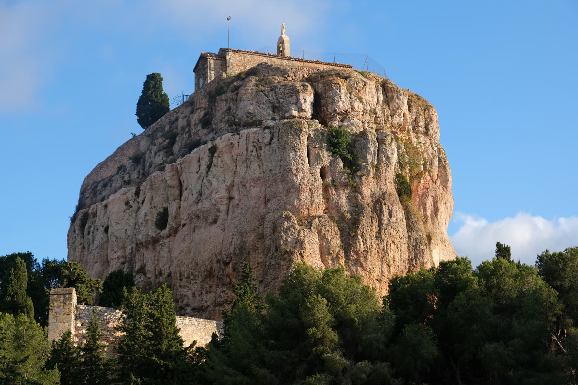 Vitrolles, le Rocher et sa chapelle de la Vierge